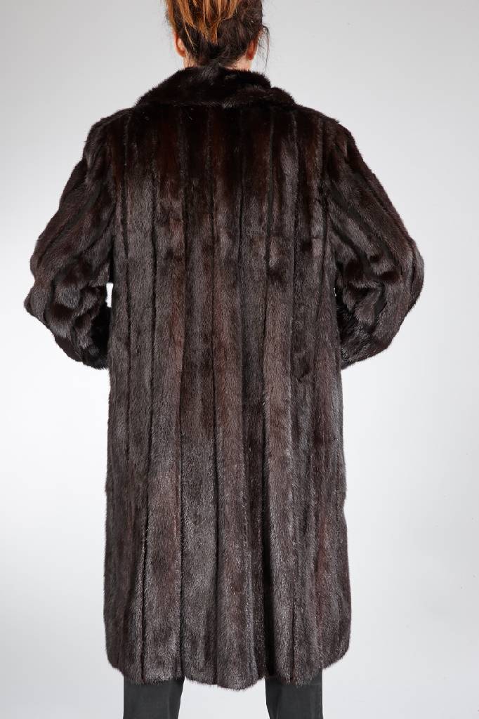 Detail a: Nerzmantel, Gr. ca. 42/44, dunkelbraune Felle längs verarbeitet, schwarze Wildleder- streifen, braun gemustertes Innenfutter, Bes.-Monogramm U. ...
