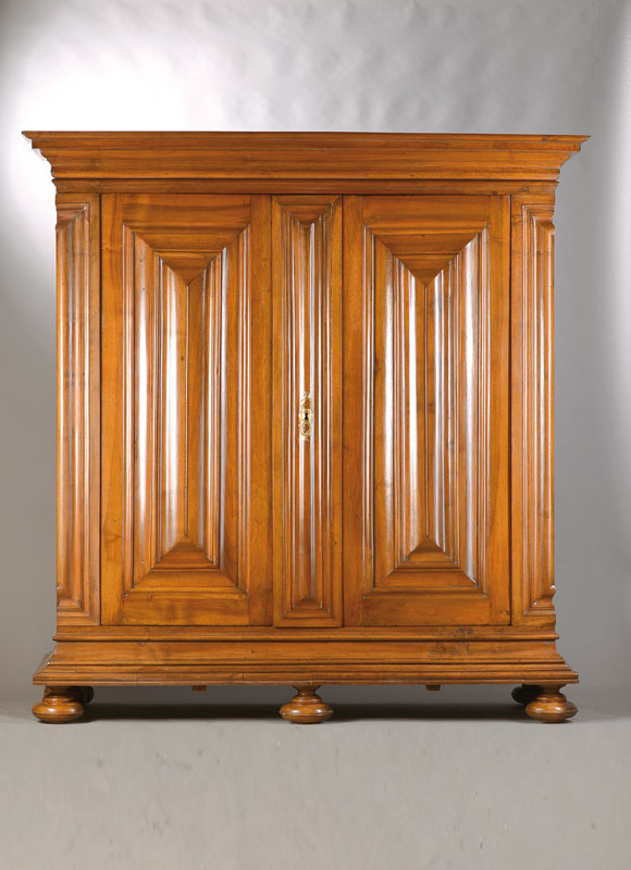 Frankfurter Nasen- bzw. Wellenschrank, um 1760-70, Nussbaum massiv, stiltypisch weit ausladendes Gesims u. Sockel, Wellenprofil z.T. aus dem Vollholz ...