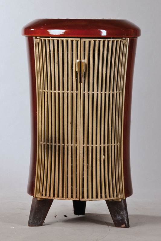 Emailofen, deutsch, 50/60er Jahre, rot- braun emailliert, mit versprossten Türen, Fu. nicht geprüft, Altersspuren, H. ca. 84 cm