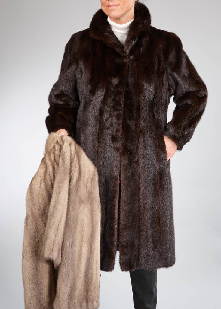 Konvolut aus Nerz, best. aus: Saga Mink Nerzmantel, Gr. ca. 38, dunkelbraune Felle längsverarbeitet, Stehkragen, 2 seitl. Ein- schubtaschen, ...
