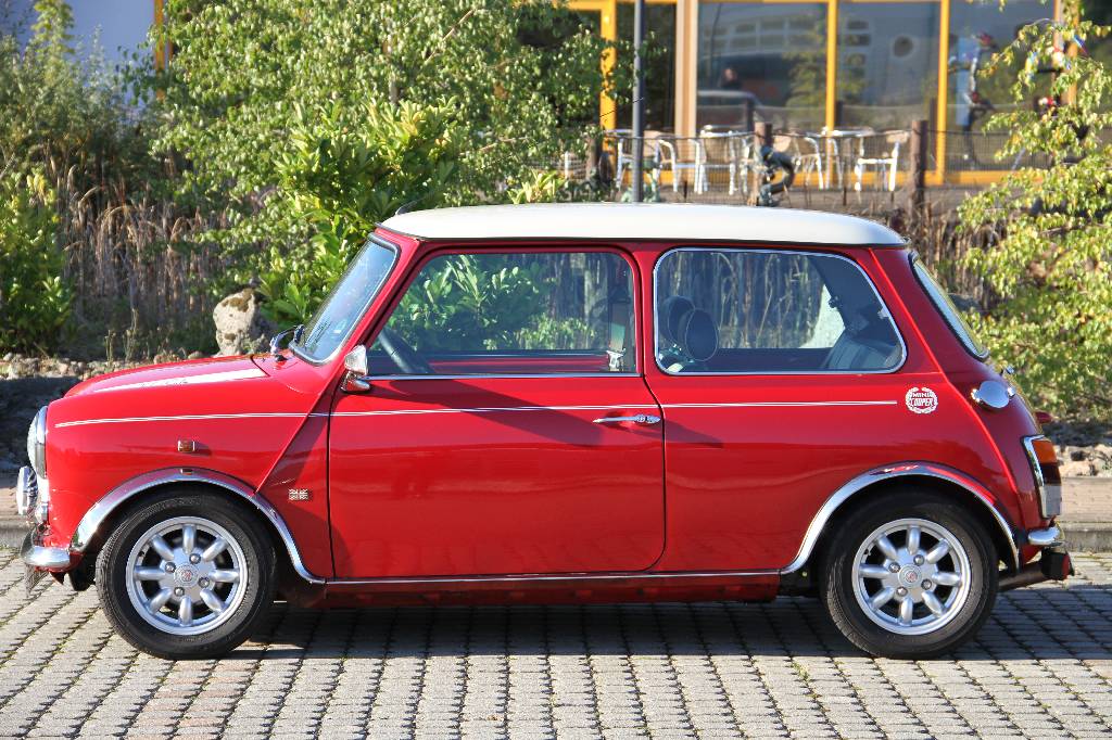 Detail b: Mini Cooper MK VII, EZ 11.1999 Laufleistung ca. 115.905 km, 46 kW/ 63 PS, 4-Gang Schaltgetriebe, rot mit weißem Dach, Kunstleder schwarz/beige, ...