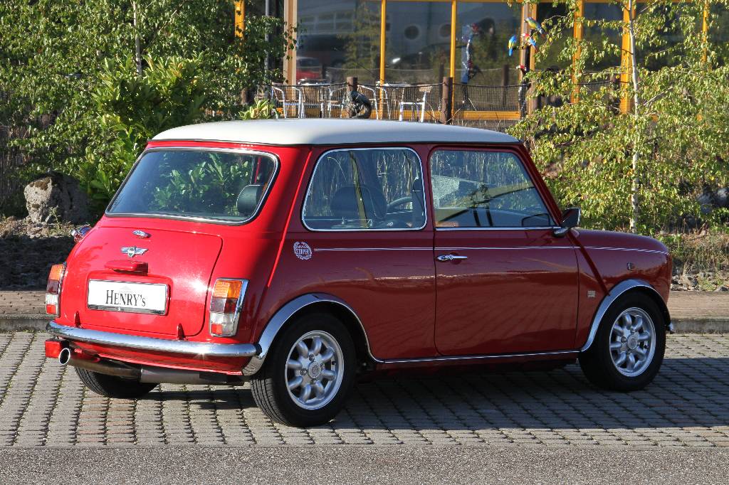 Detail d: Mini Cooper MK VII, EZ 11.1999 Laufleistung ca. 115.905 km, 46 kW/ 63 PS, 4-Gang Schaltgetriebe, rot mit weißem Dach, Kunstleder schwarz/beige, ...