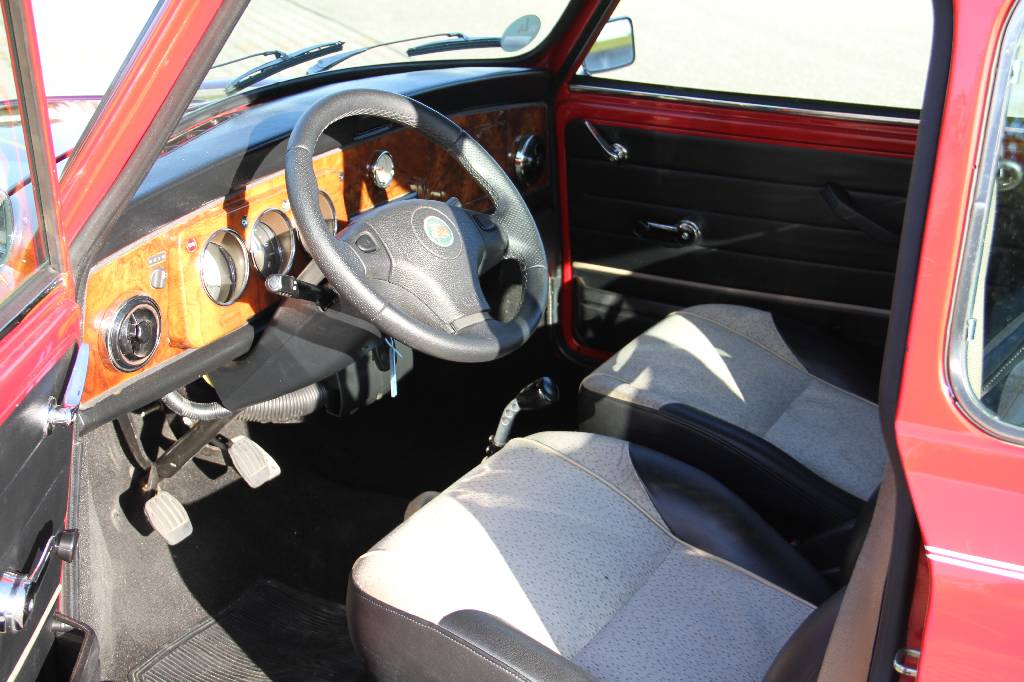 Detail e: Mini Cooper MK VII, EZ 11.1999 Laufleistung ca. 115.905 km, 46 kW/ 63 PS, 4-Gang Schaltgetriebe, rot mit weißem Dach, Kunstleder schwarz/beige, ...