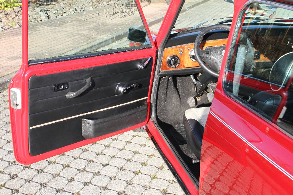 Detail f: Mini Cooper MK VII, EZ 11.1999 Laufleistung ca. 115.905 km, 46 kW/ 63 PS, 4-Gang Schaltgetriebe, rot mit weißem Dach, Kunstleder schwarz/beige, ...