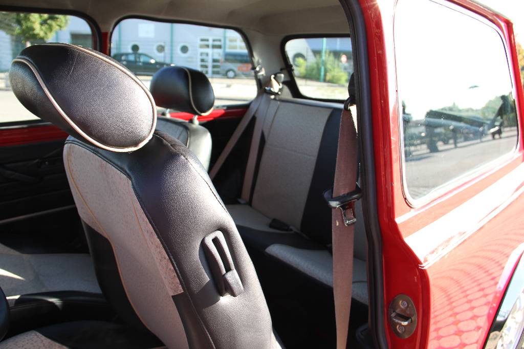 Detail g: Mini Cooper MK VII, EZ 11.1999 Laufleistung ca. 115.905 km, 46 kW/ 63 PS, 4-Gang Schaltgetriebe, rot mit weißem Dach, Kunstleder schwarz/beige, ...