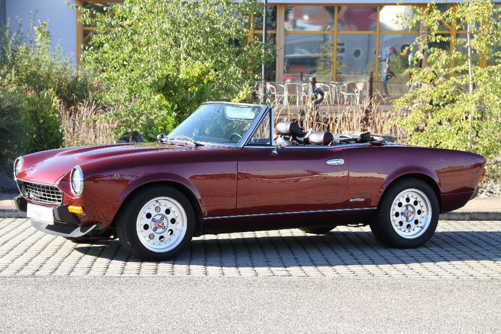 Fiat 124 DS Spidereuropa, EZ 04.1985, Laufleistung ca. 119.000 km, TÜV bis 07.2016, 77 kW/ 105 PS, 5-Gang Schaltgetriebe, bordeaux metallic, ...