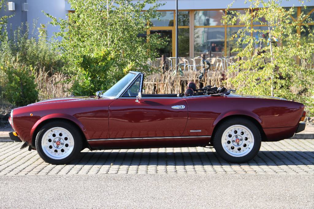 Detail a: Fiat 124 DS Spidereuropa, EZ 04.1985, Laufleistung ca. 119.000 km, TÜV bis 07.2016, 77 kW/ 105 PS, 5-Gang Schaltgetriebe, bordeaux metallic, ...