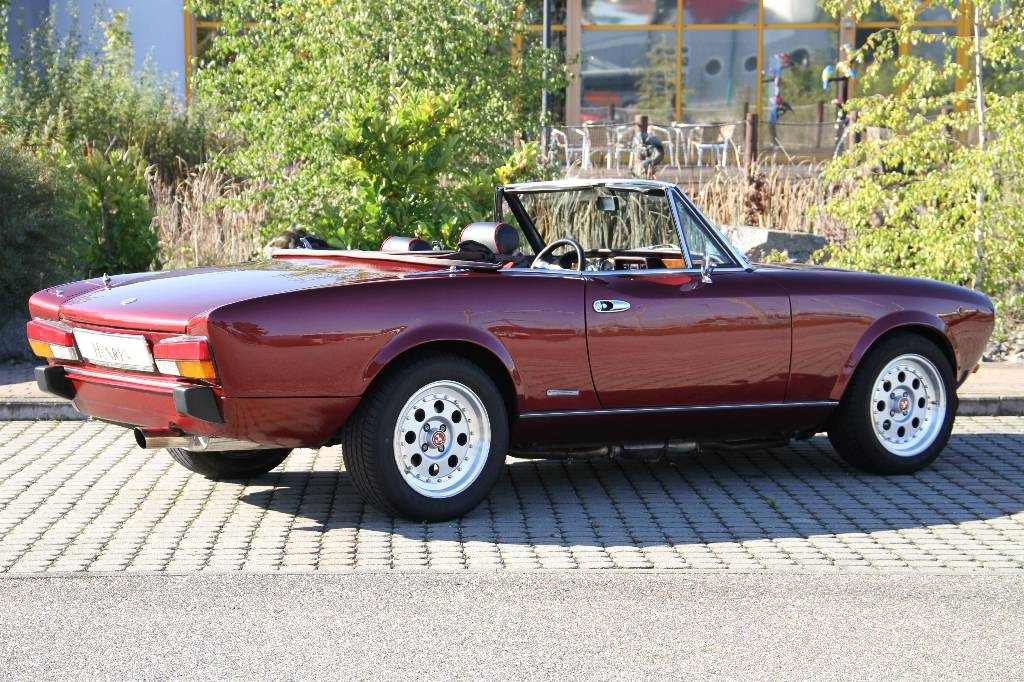 Detail b: Fiat 124 DS Spidereuropa, EZ 04.1985, Laufleistung ca. 119.000 km, TÜV bis 07.2016, 77 kW/ 105 PS, 5-Gang Schaltgetriebe, bordeaux metallic, ...