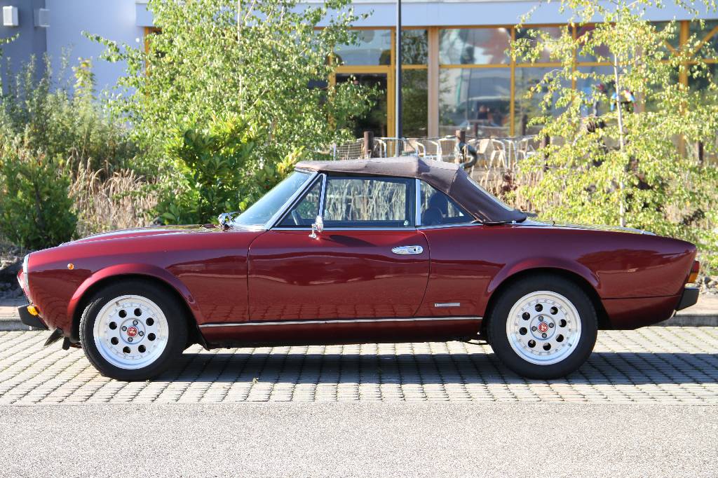 Detail d: Fiat 124 DS Spidereuropa, EZ 04.1985, Laufleistung ca. 119.000 km, TÜV bis 07.2016, 77 kW/ 105 PS, 5-Gang Schaltgetriebe, bordeaux metallic, ...