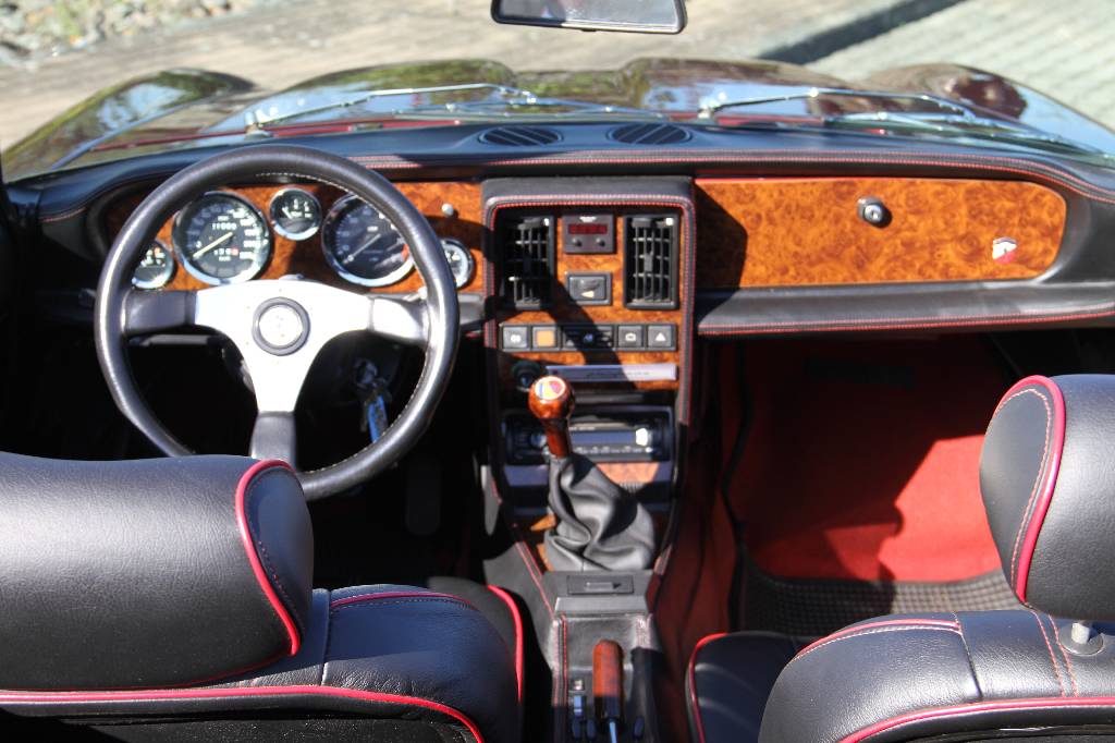 Detail f: Fiat 124 DS Spidereuropa, EZ 04.1985, Laufleistung ca. 119.000 km, TÜV bis 07.2016, 77 kW/ 105 PS, 5-Gang Schaltgetriebe, bordeaux metallic, ...