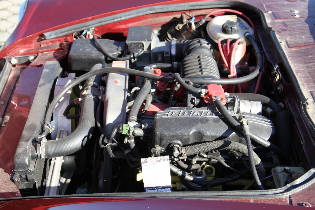 Detail i: Fiat 124 DS Spidereuropa, EZ 04.1985, Laufleistung ca. 119.000 km, TÜV bis 07.2016, 77 kW/ 105 PS, 5-Gang Schaltgetriebe, bordeaux metallic, ...