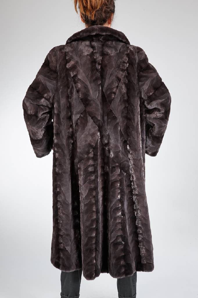 Detail a: Schwarzer Nerzmantel, Nerzstücke, Gr. ca. 42, Stehkragen, 2 seitl. Einschubtaschen, Rückenl. ca. 119 cm, Label Pelzsalon Schumacher, Mannheim