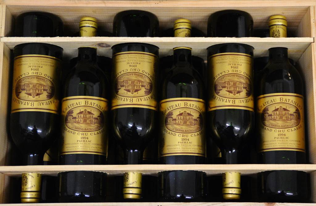 12 Flaschen 1994 Chateau Batailley, Pauillac, je into neck, je ca. 75 cl, Grand Cru Classe, unverkostet, in Originalholzkiste,sehr guter ...