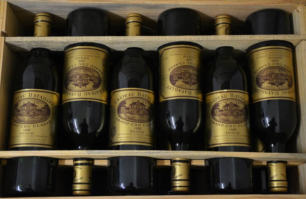 12 Flaschen 1988 Chateau Batailley, Pauillac, Grand Cru Classe, top shoulder u. besser, je ca. 75 cl, unverkostet, in Originalholzkiste, sehr guter ...
