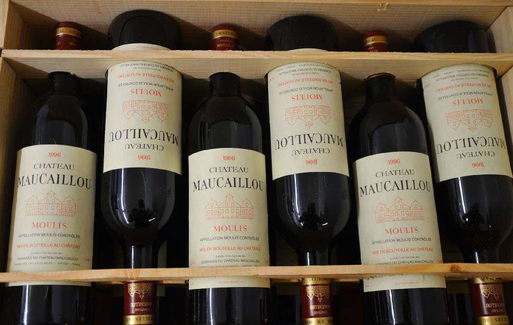 12 Flaschen 1996 Chateau Maucaillou, Moulis-Medoc, top shoulder u. besser, je ca. 75 cl, unverkostet, in Originalholzkiste, sehrguter ...