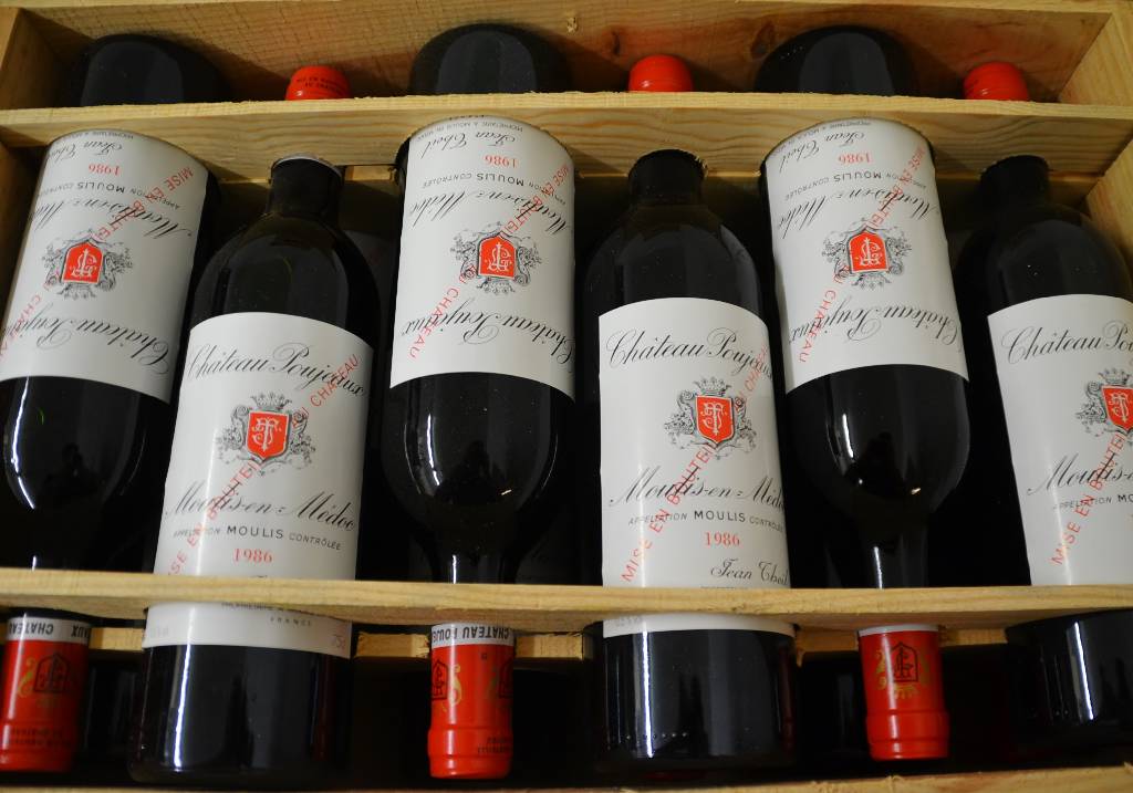 12 Flaschen 1986 Chateau Poujeaux, Moulis-Medoc, top shoulder u. besser, je ca. 75 cl, in Originalholzkiste, unverkostet, sehrguter ...