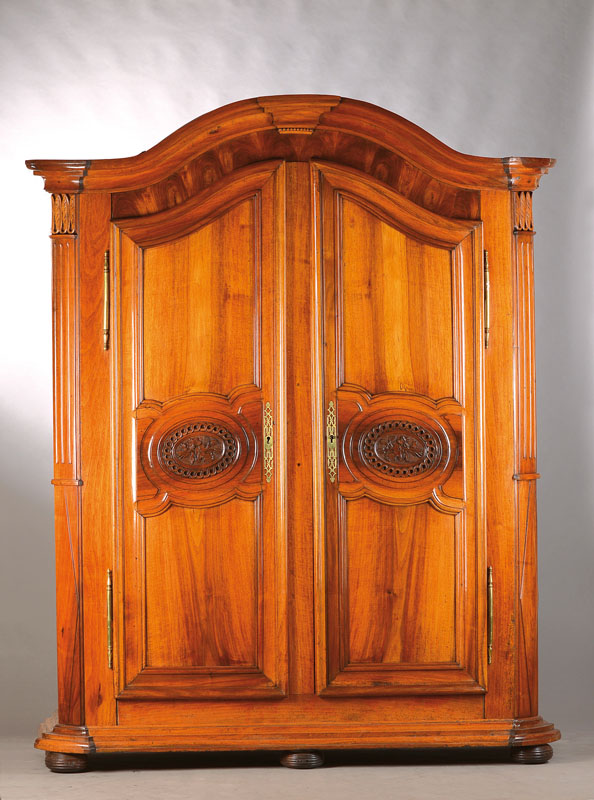 Louis-Seize-Schrank, Pfalz, um 1770/80, Nußbaum massiv, auf Rahmen gearbeitet, 2- türig, Kopf geschweift, Front und Seiten kassettiert, Inlets ...