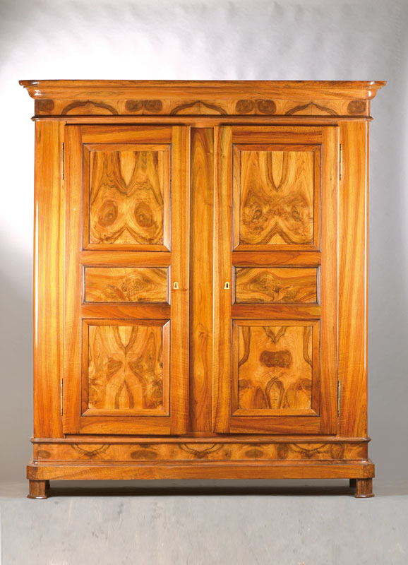 Dielenschrank, Pfalz, um 1820/30, Nußbaum massiv u. furniert, 2-türig, symmetrisches Furnierbild, abgerundete Ecken, Orig. Beschläge, Schloß aus ...