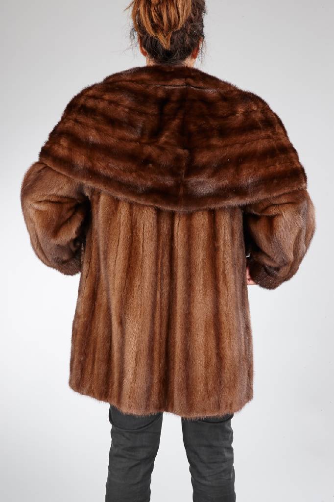 Detail a: Mittelbraune Nerzjacke mit Stola und Hut, Gr. ca. 40, Ärmelmanschetten mit Knopf, Nerzknopf, Label: Haus der Pelze, Wiesbaden, Schreiter, braunes ...