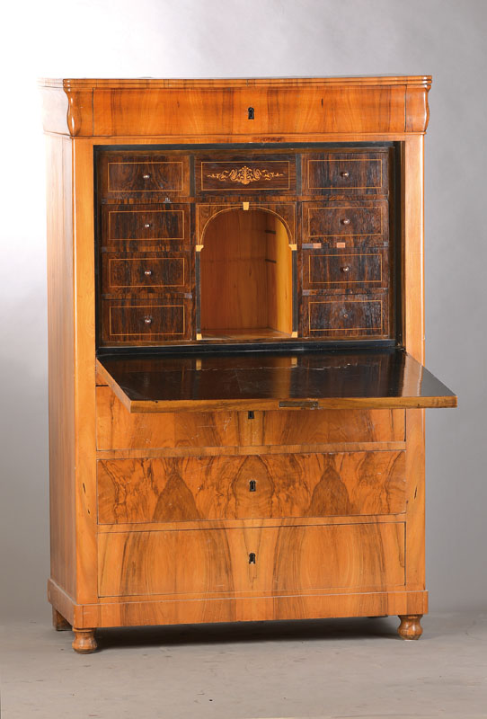 Standsekretär, wohl Pfalz, südwestdeutsch, um 1840/50, Nussbaum- bzw. Wurzelnussfurnier doppelt gespiegelt verlegt, 4-schübig, abklappbare ...