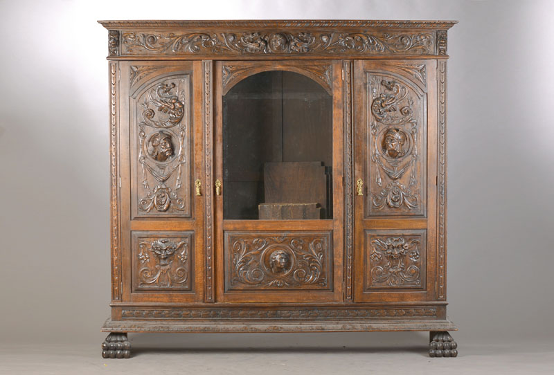 Bücher- bzw. Vielzweckschrank, deutsch, um 1910, Buche massiv, plastisch beschnitzt, reiche symmetrische Bildhauerarbeit mit Drachen, ...