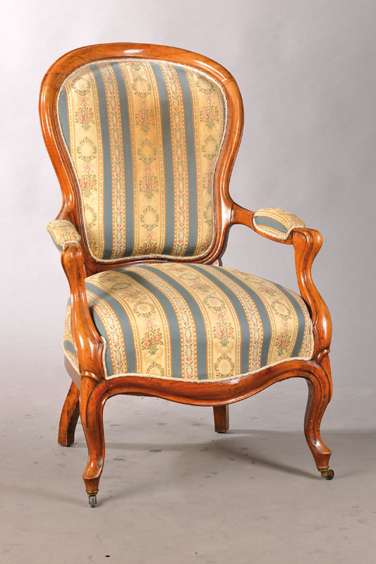Voltaire-Sessel, um 1840/50, Nussbaum massiv fein gerieft, allseitig geschwungen, neu gepolstert u. bezogen mit Gebr.-Sp., z.T. Neuverleimung empf., ...