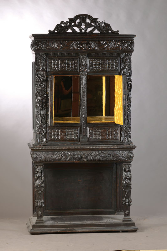 Detail a: Aufsatzschrank, wohl Belgien, um 1880/90, nach Vorbild von 1700, Eiche massiv u. geschwärzt, 2-türig, Innenleben verspiegelt u.z.B. als Barschrank ...