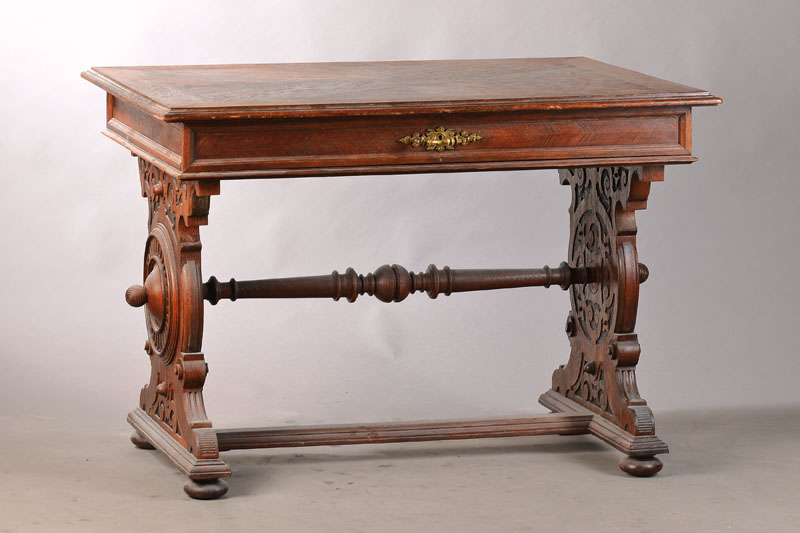Wangentisch mit Schub, deutsch, um 1870/80, Eiche massiv, z.T. Kreuzfuge, Gründerzeit, gedrechselter Mittelsteg, Schub mit 3-facher Einteilung, ca. ...