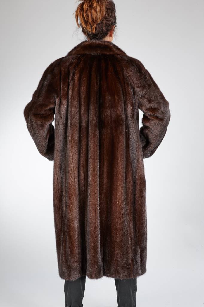 Detail a: Dunkelbrauner Nerzmantel, Gr. ca. 40/42, längsverarbeitete Felle, schwarz gemustertes Innenfutter, 2 seitl. Einschubtaschen, Rückenlca. 118 cm, ...