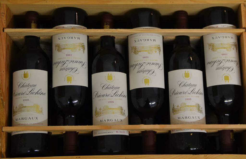 12 Flaschen 1995 Chateau Prieure Lichine, Margaux, Grand Cru Classe, je ca. 75 cl, top shoulder und besser, unverkostet, in Originalholzkiste (diese ...
