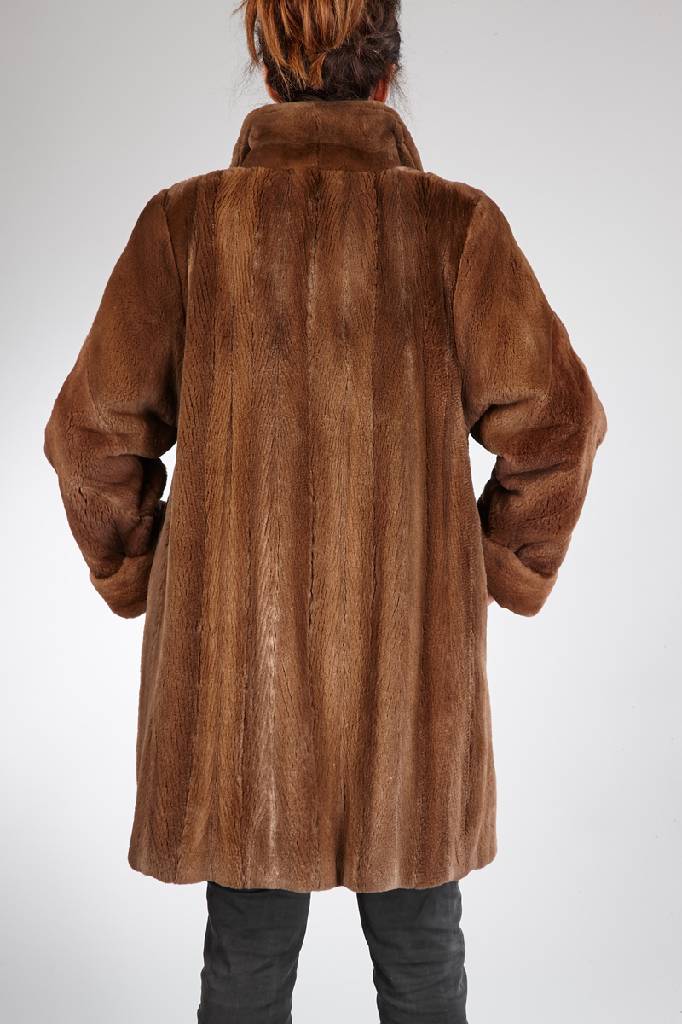 Detail a: Samtnerz Longjacke, Gr. ca. 42-44, braune Felle, braungemustertes Innenfutter, Rückenl. ca. 88 cm, 2 seitliche Einschubtaschen, Ärmel mit ...