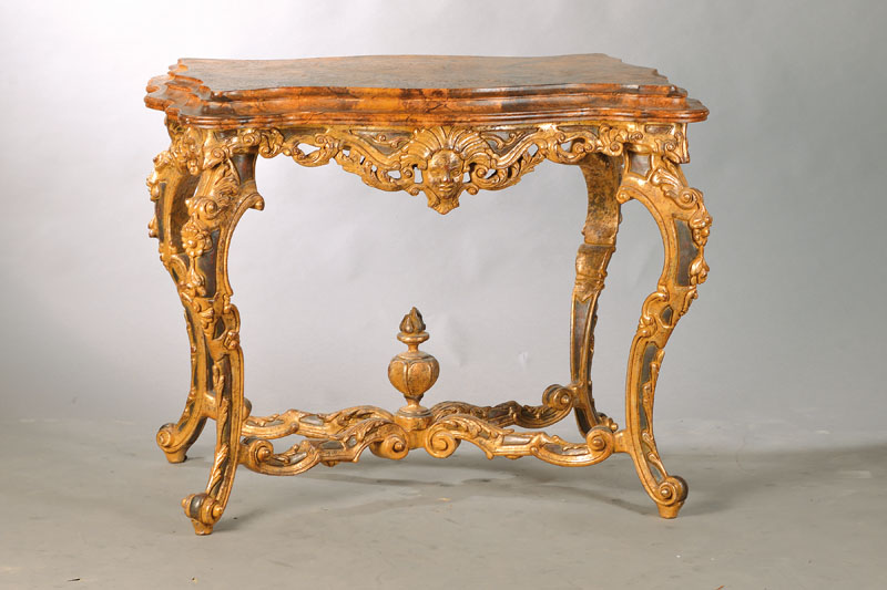 Salontisch, sog. console de milieu, wohl Spanien/Italien, spätes 19.Jh., Hartholz goldfarben gefaßt, Régence-Vorbild gut getroffen, Platte ...
