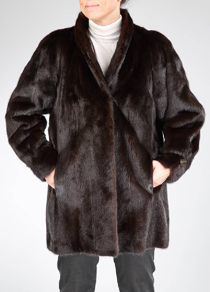 SAGA MINK Nerzjacke, Gr. ca. 38/40, braune Felle längs verarbeitet, Reverskragen und Ärmel mit Zierknöpfen, 2 seitl. Einschubtaschen, gemustertes ...