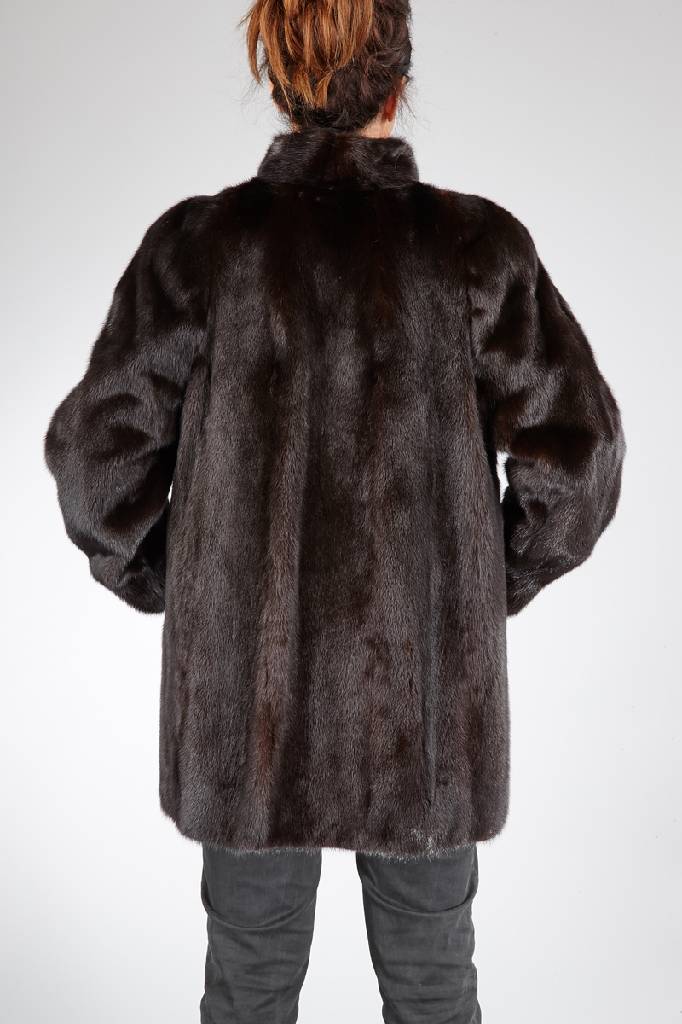 Detail a: SAGA MINK Nerzjacke, Gr. ca. 38/40, braune Felle längs verarbeitet, Reverskragen und Ärmel mit Zierknöpfen, 2 seitl. Einschubtaschen, gemustertes ...