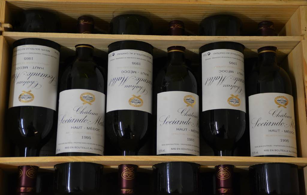 12 Flaschen 1995 Chateau Sociando-Mallet, Haut-Medoc, je ca. 75 cl, into neck, unverkostet, in Originalholzkiste, Wine Spectator 91/100