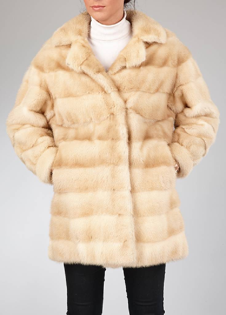 Nerzlongjacke, Gr. ca. 42/44, beigefarb. Felle quer verarbeitet, Ärmel mit Manschetten, integrierte Schulterpolster, silberfarb. Innenfutter mit ...