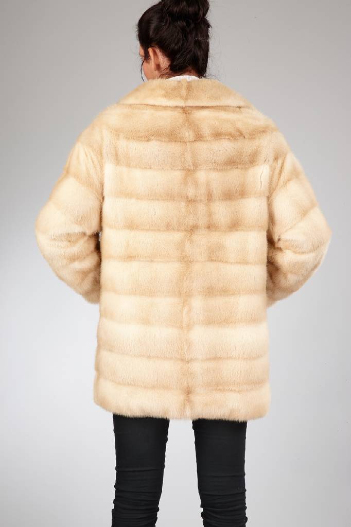 Detail a: Nerzlongjacke, Gr. ca. 42/44, beigefarb. Felle quer verarbeitet, Ärmel mit Manschetten, integrierte Schulterpolster, silberfarb. Innenfutter mit ...