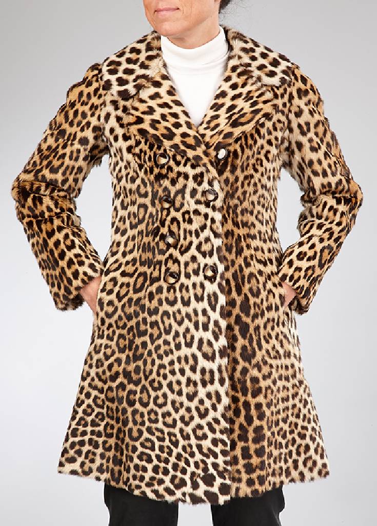 Leopard-Paletot, Gr. ca. 34/36, aus vier kl. Fellen des somalischen Leoparden gefer- tigt, nach dem Vorbild von Jacky Kennedy, Reverskragen, ...