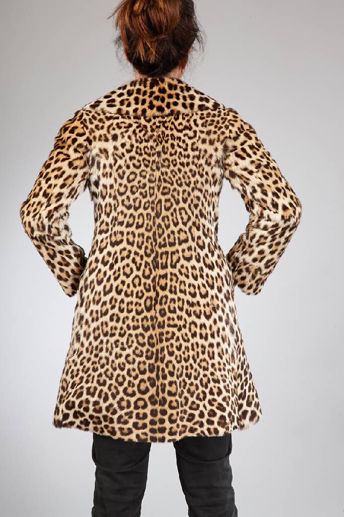 Detail a: Leopard-Paletot, Gr. ca. 34/36, aus vier kl. Fellen des somalischen Leoparden gefer- tigt, nach dem Vorbild von Jacky Kennedy, Reverskragen, ...