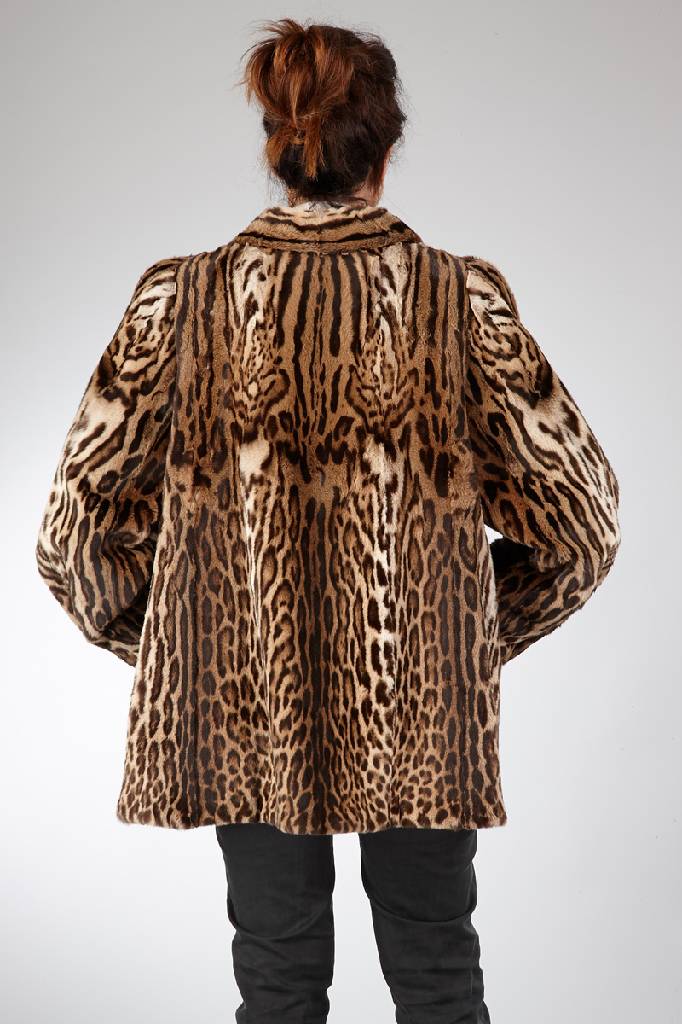 Detail a: Bergozelotkatzenjacke, Gr. ca. 40/42, Fellevon sehr guter Qualität, urspr. aus Südamerikastammend, Kragen mit 3 Zierknöpfen, 2 seitl. ...