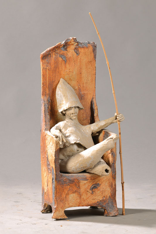 Unbekannter Künstler, Skulptur, sitzende Figur, Ton, rückseitig unleserlich sign., Galerie Höllmüller/ Klingenberger, H. ca. 61,5 cm, am Arm ...
