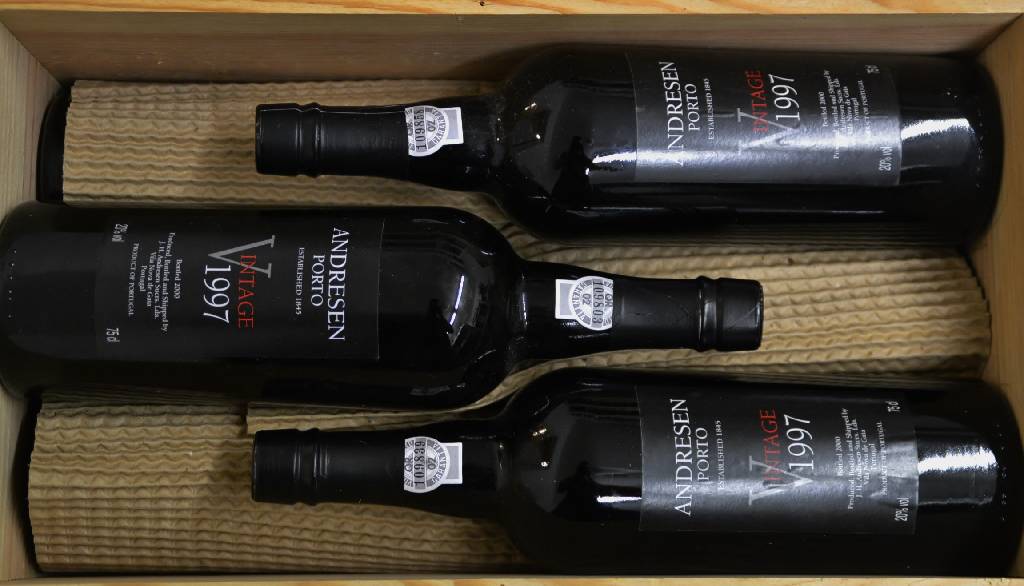 6 Flaschen 1997 Andresen Vintage Port, je ca. 75 cl, into neck, im Jahr 2000 in die Flasche abgefüllt, unverkostet, in Originalholzkiste