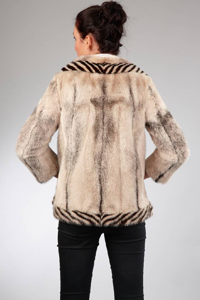 Detail a: GUCCI Cross-Nerzjacke, Gr. ca. 36, Ärmel mit Reißverschluß abnehmbar, dann als Weste tragbar, 2 Einschubtaschen, Rückenl. ca. 68 cm