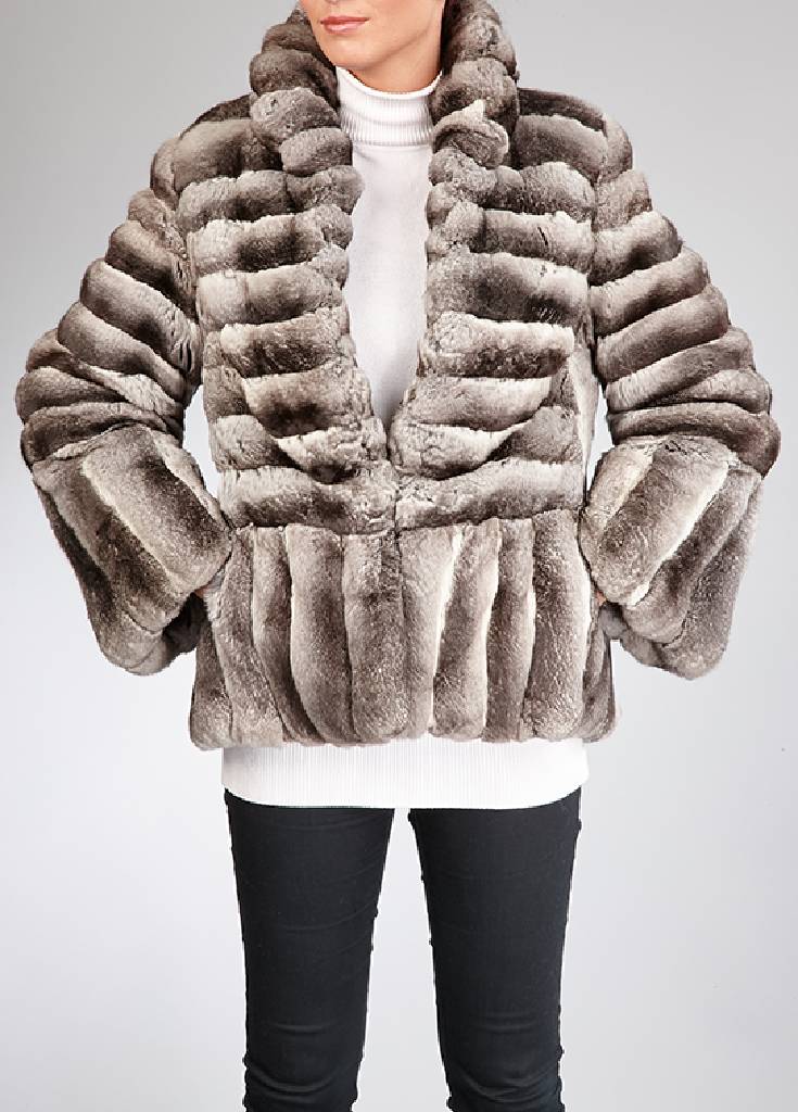 Chinchilla-Jacke, Gr. ca. 38, 2 Einschubtaschen, Felle längs- und quer- verarbeitet, Innenfutter schwarz-weiß, Rückenl. ca. 68 cm