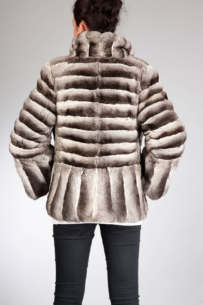 Detail a: Chinchilla-Jacke, Gr. ca. 38, 2 Einschubtaschen, Felle längs- und quer- verarbeitet, Innenfutter schwarz-weiß, Rückenl. ca. 68 cm