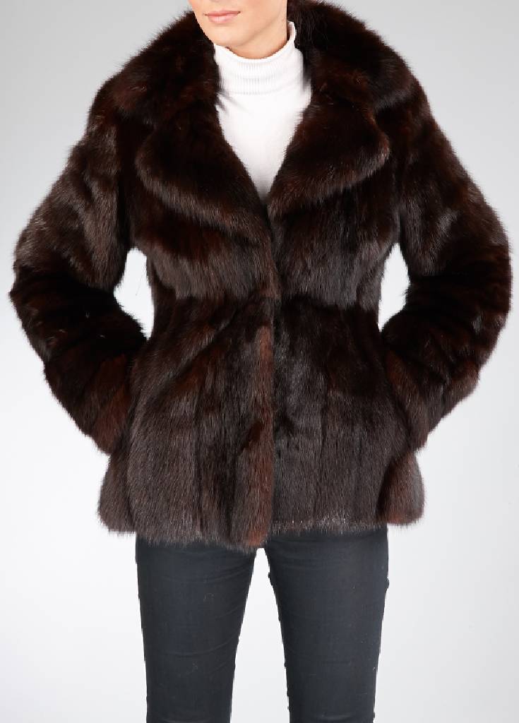 Kanadischer Zobel-Jacke, braun gefärbt, Gr. ca. 36/38, Tunnelzug mit Kordel, dunkelbraunes Innenfutter, 2 Einschubtaschen, Rückenl. ca. 72 cm