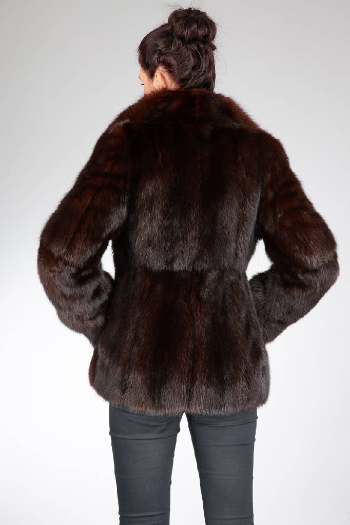 Detail a: Kanadischer Zobel-Jacke, braun gefärbt, Gr. ca. 36/38, Tunnelzug mit Kordel, dunkelbraunes Innenfutter, 2 Einschubtaschen, Rückenl. ca. 72 cm