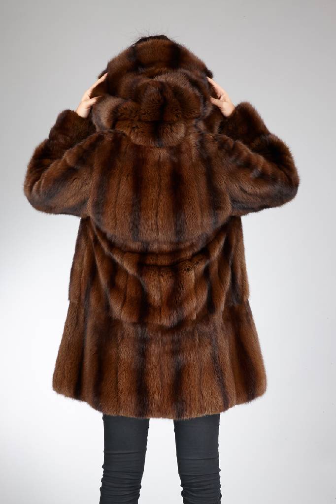 Detail a: Kanadische Zobel-Jacke mit Kapuze, Gr. ca. 42, braun eingefärbt, leichte Qual., dunkelbraunes Innenfutter, 2 Einschubtaschen, Rückenl. ca. 88 cm
