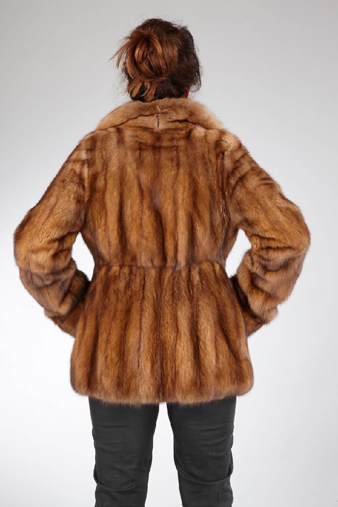 Detail a: Kanadische Zobel-Jacke, Gr. ca. 36/38, Tunnelzug mit Kordel, braunes Innenfutter, 2 Einschubtaschen, Rückenl. ca. 70 cm