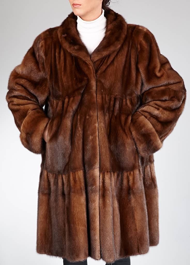 Brauner Nerzmantel, Gr. ca. 44/46, Label: Saga Mink Superb Quality, 2 Einschub- taschen, Swingerform, Ärmel mit Umschlag, Rückenl. ca. 104 cm